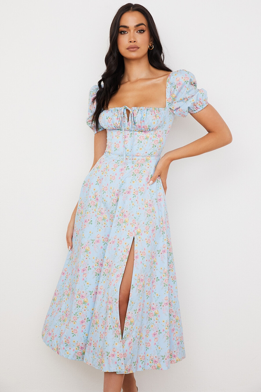 blaues vintage-midikleid mit blumenmuster und puffärmeln