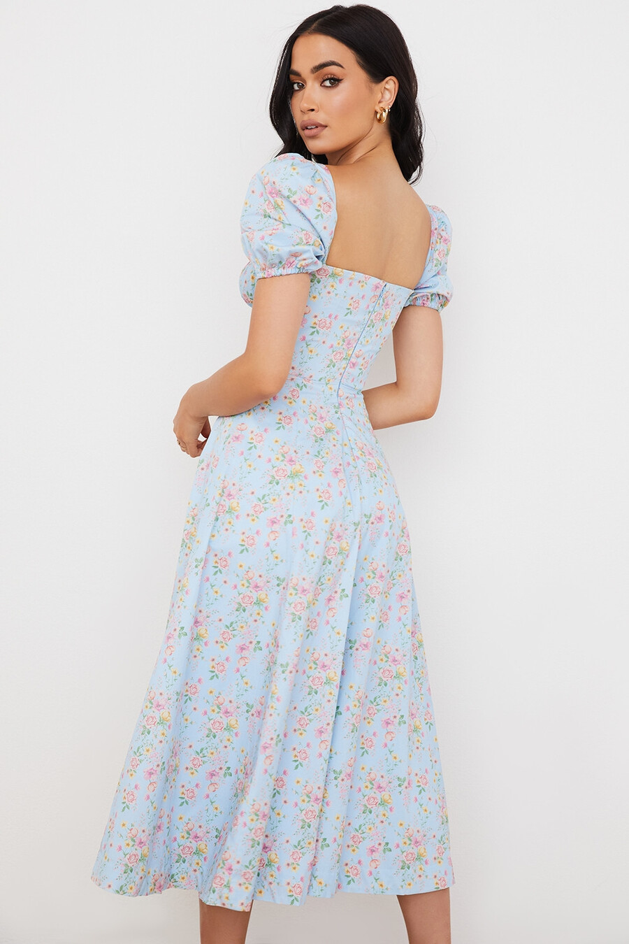 blaues vintage-midikleid mit blumenmuster und puffärmeln