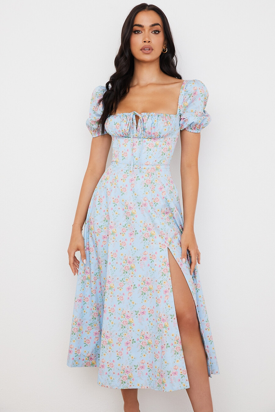 blaues vintage-midikleid mit blumenmuster und puffärmeln