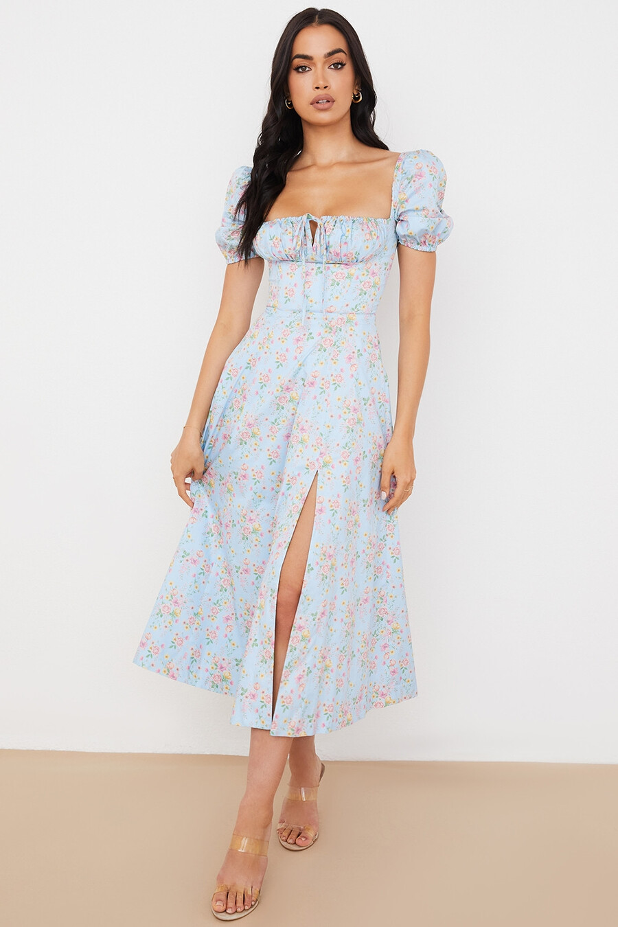 blaues vintage-midikleid mit blumenmuster und puffärmeln