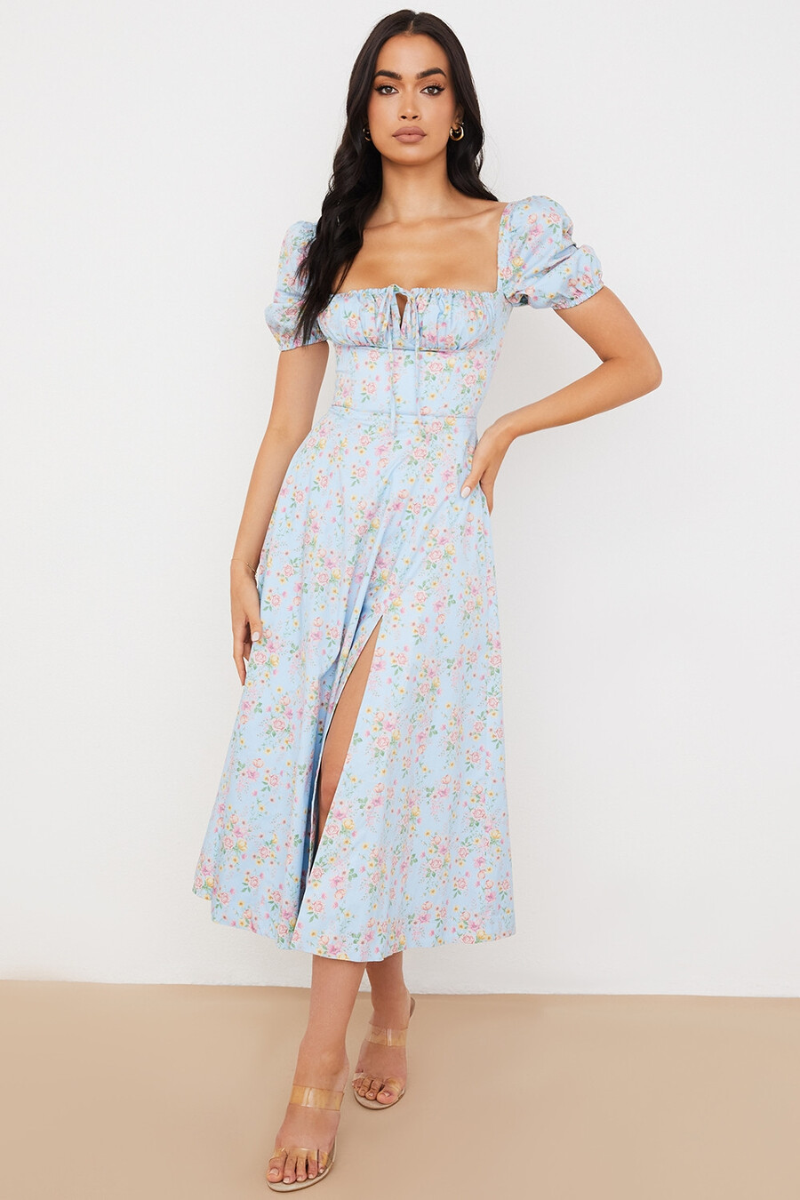 blaues vintage-midikleid mit blumenmuster und puffärmeln