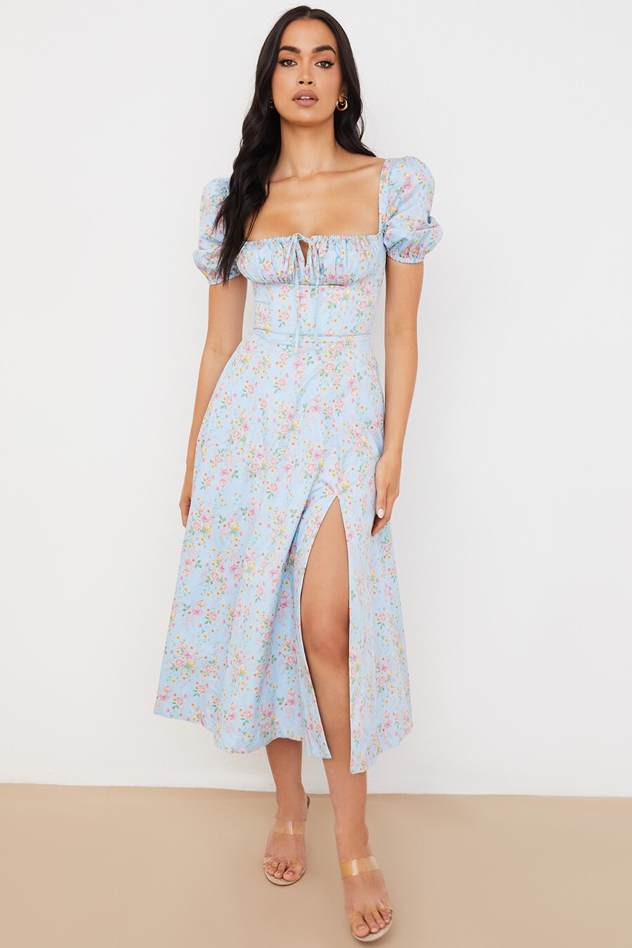 blaues vintage-midikleid mit blumenmuster und puffärmeln
