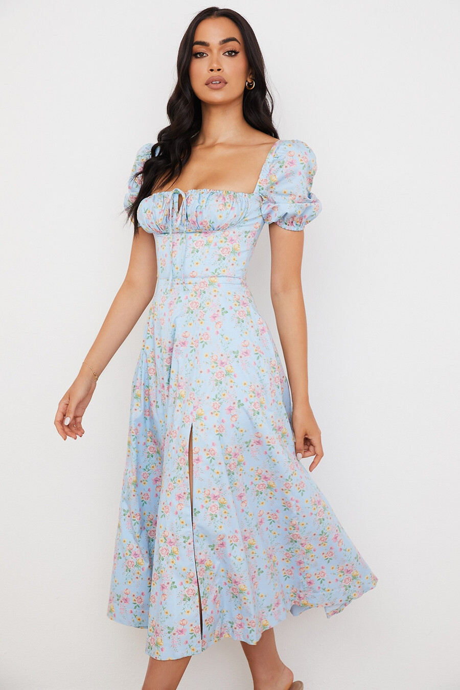 blaues vintage-midikleid mit blumenmuster und puffärmeln