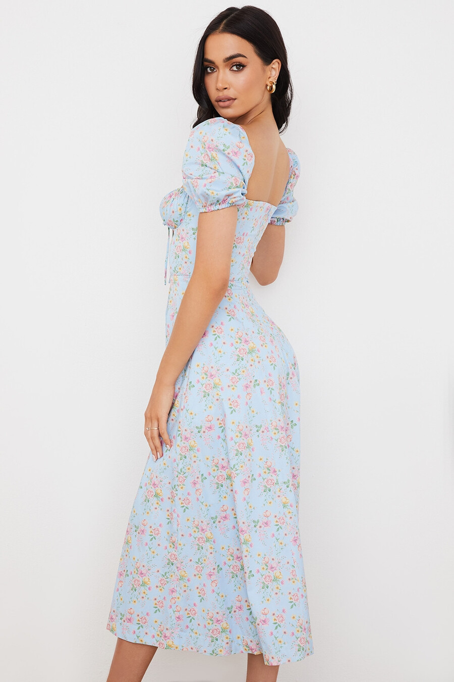 blaues vintage-midikleid mit blumenmuster und puffärmeln