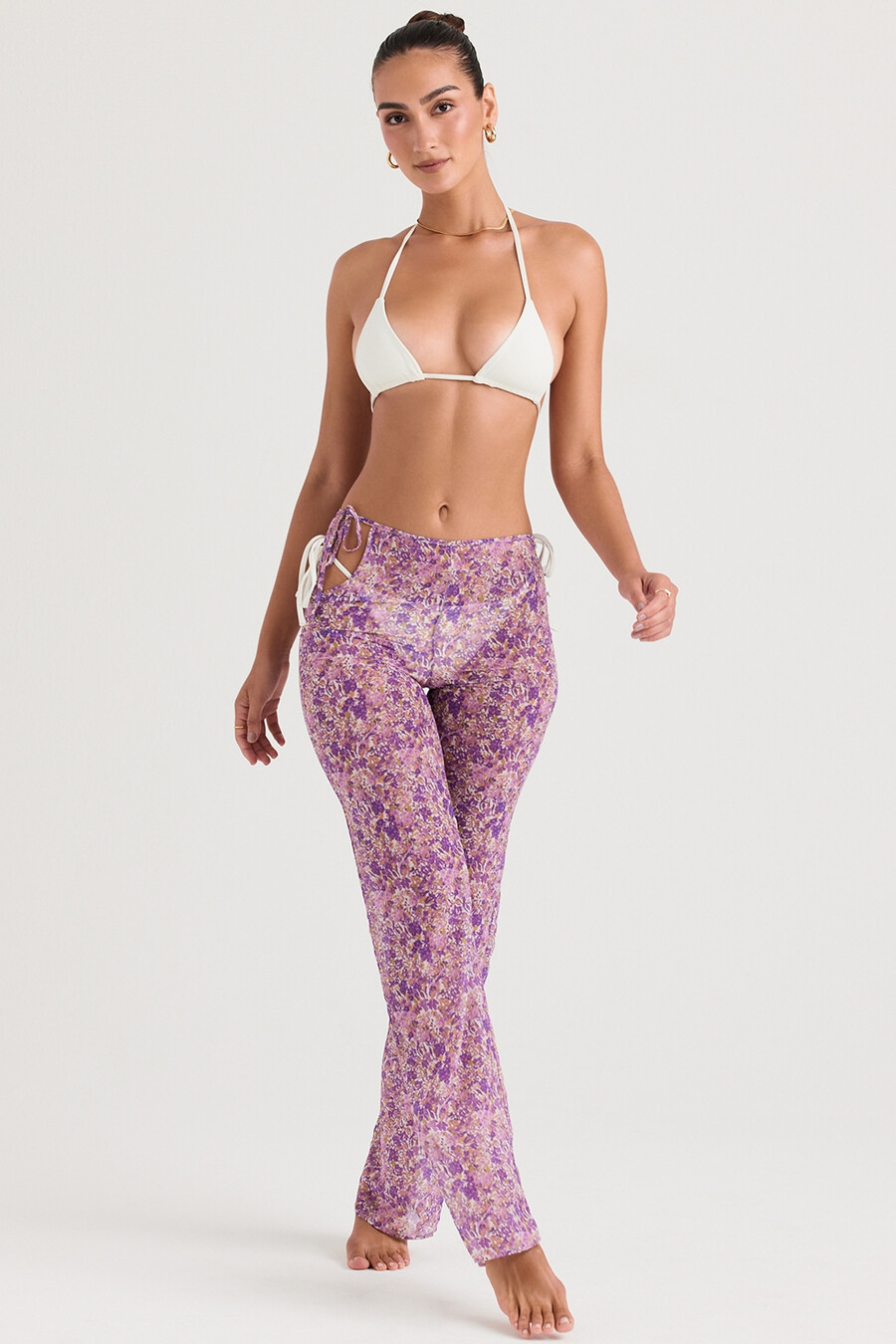 violette hose mit blumenmuster und cut-outs