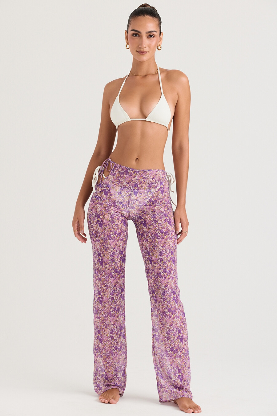 violette hose mit blumenmuster und cut-outs