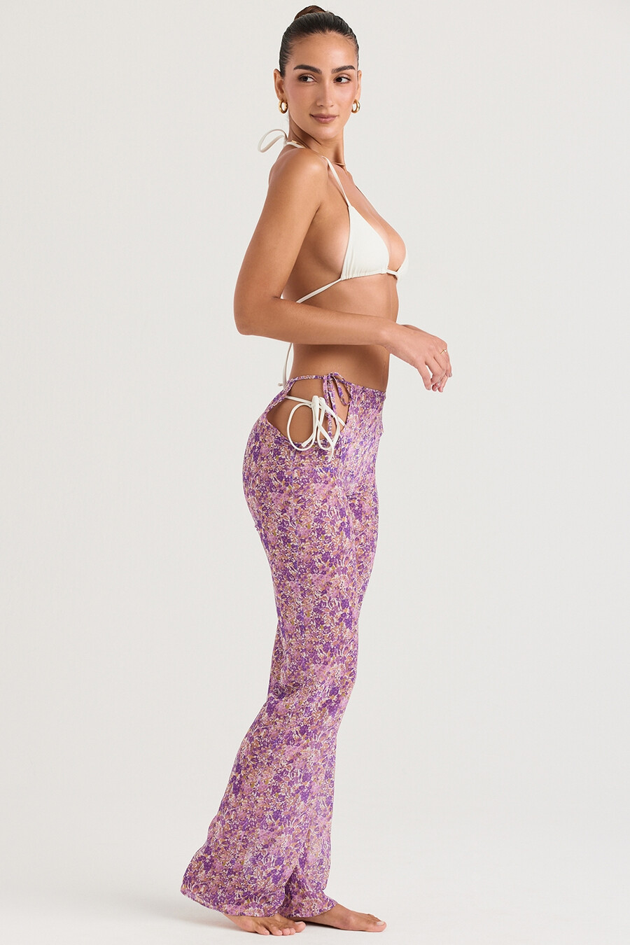 violette hose mit blumenmuster und cut-outs
