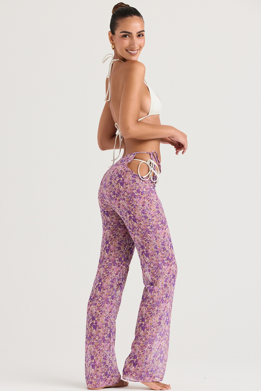 violette hose mit blumenmuster und cut-outs