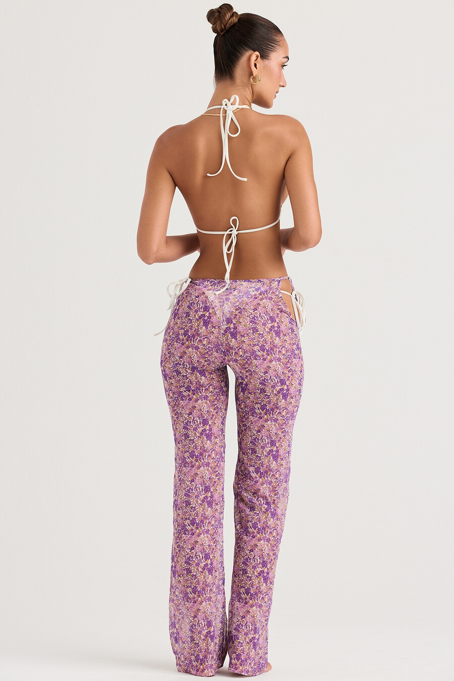 violette hose mit blumenmuster und cut-outs