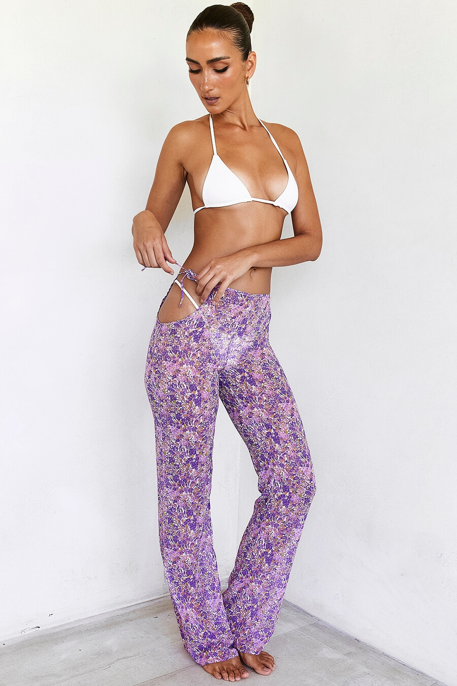 violette hose mit blumenmuster und cut-outs
