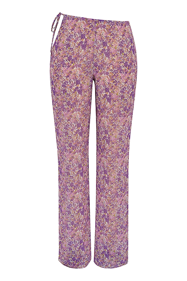 violette hose mit blumenmuster und cut-outs