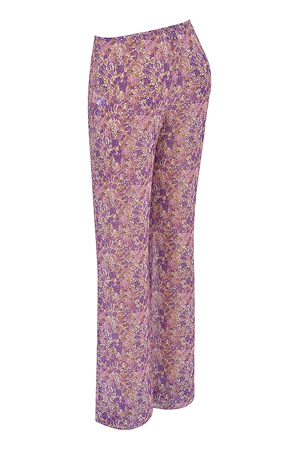 violette hose mit blumenmuster und cut-outs