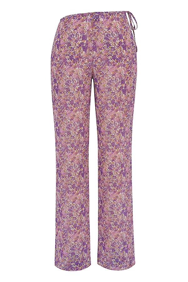 violette hose mit blumenmuster und cut-outs