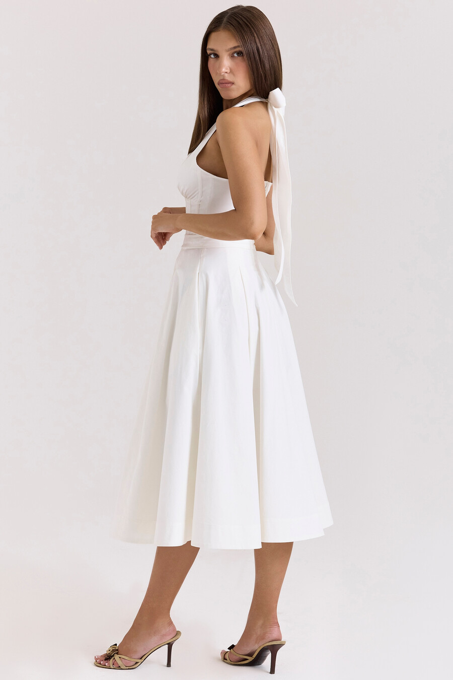 weißes ärmelloses midi-sommerkleid aus stretch-baumwolle