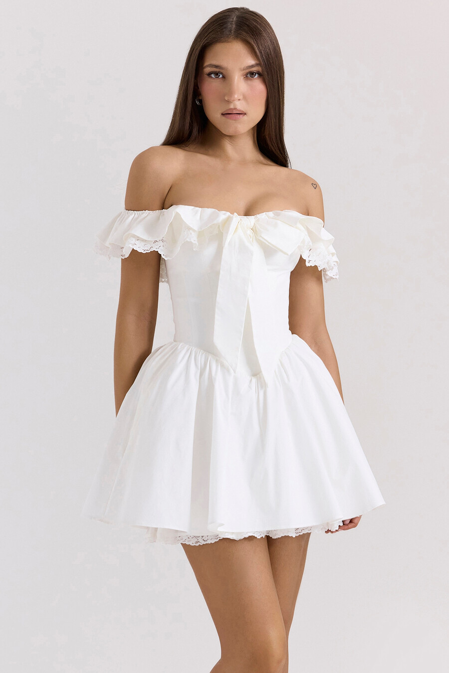 weißes baumwoll-minikleid mit schulterfreiem korsettmuster