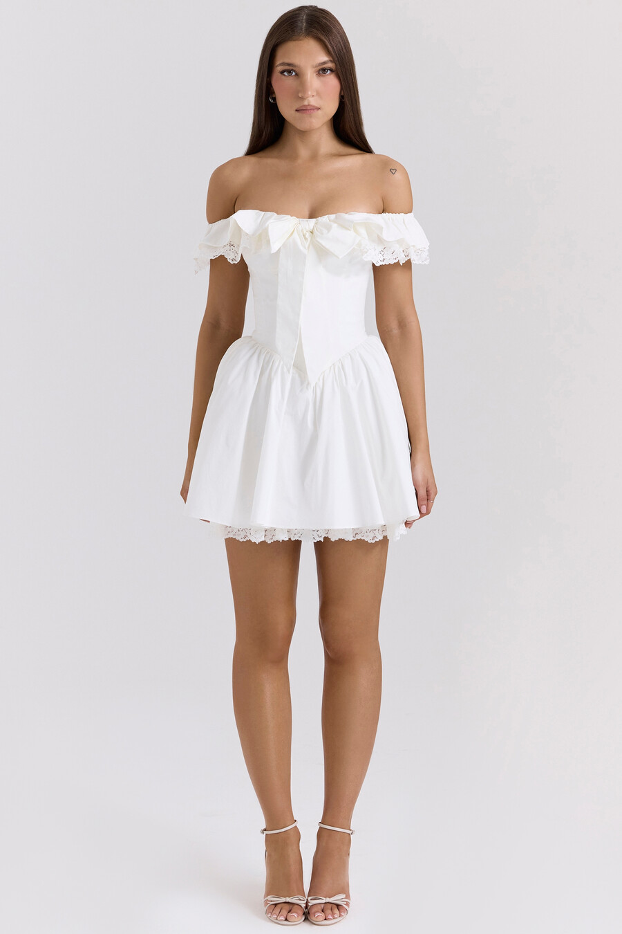 weißes baumwoll-minikleid mit schulterfreiem korsettmuster