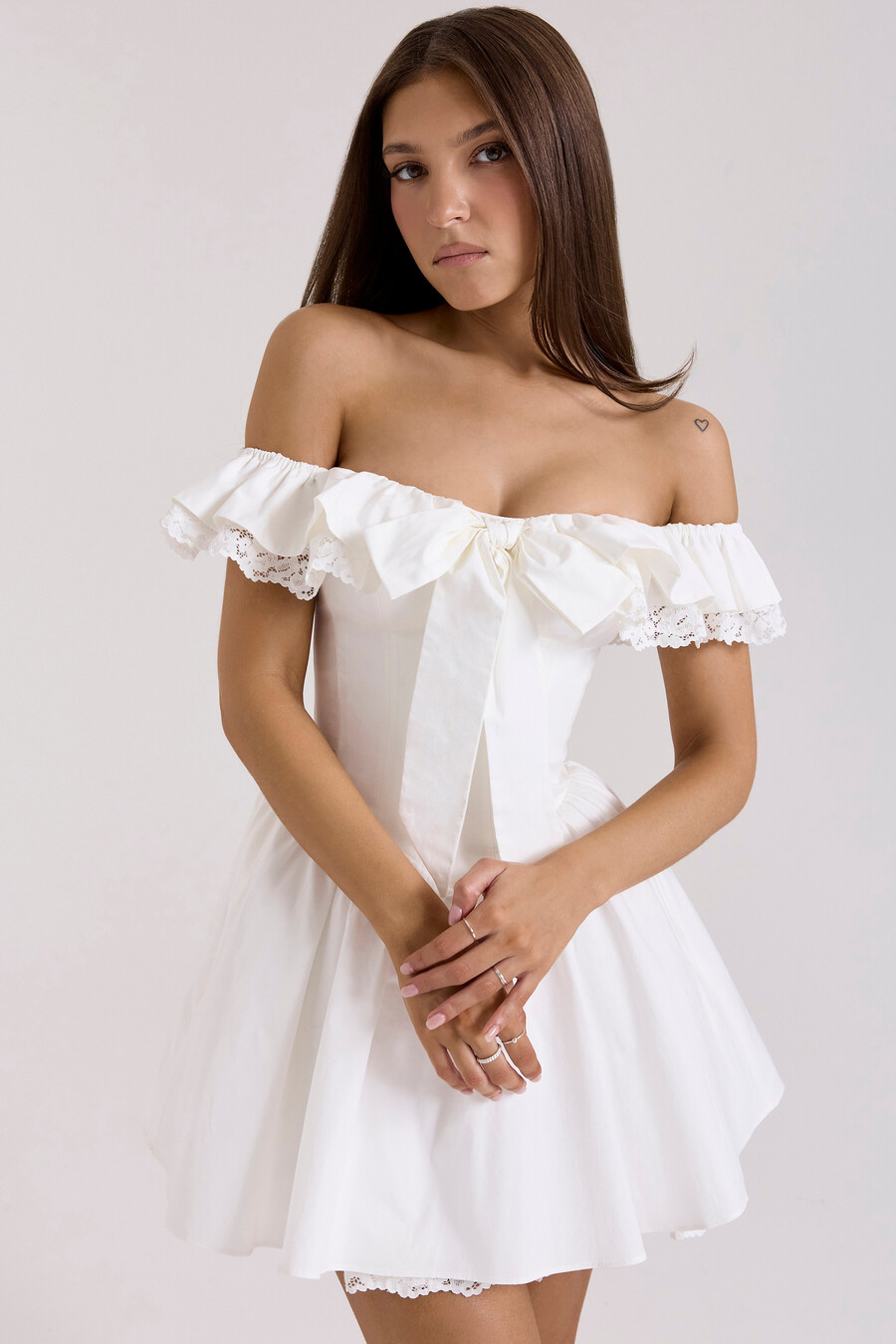 weißes baumwoll-minikleid mit schulterfreiem korsettmuster
