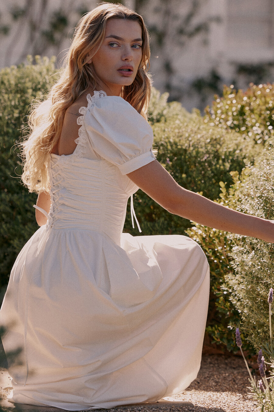 weißes midikleid aus stretch-baumwolle mit puffärmeln