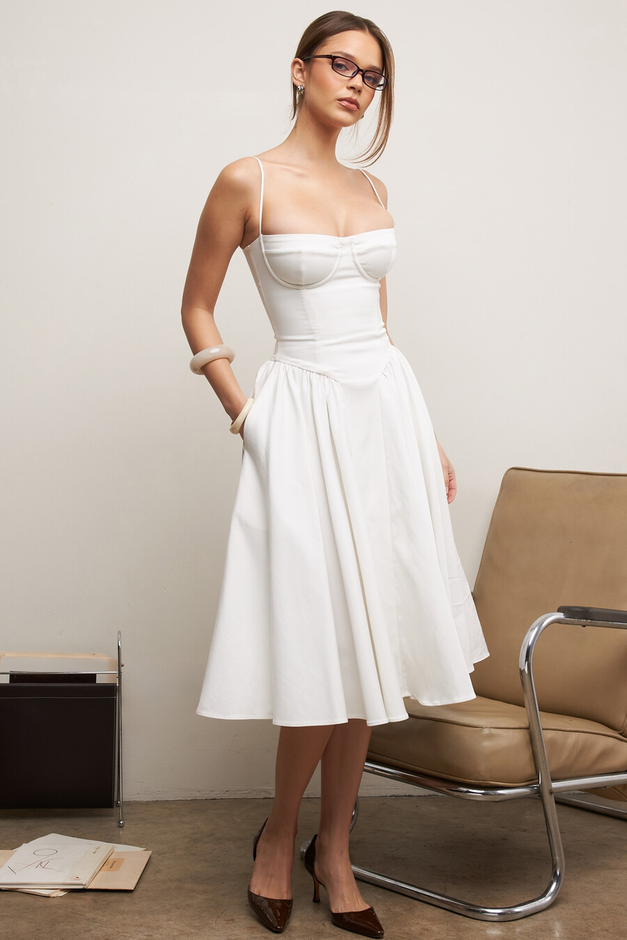 weißes korsett-midikleid