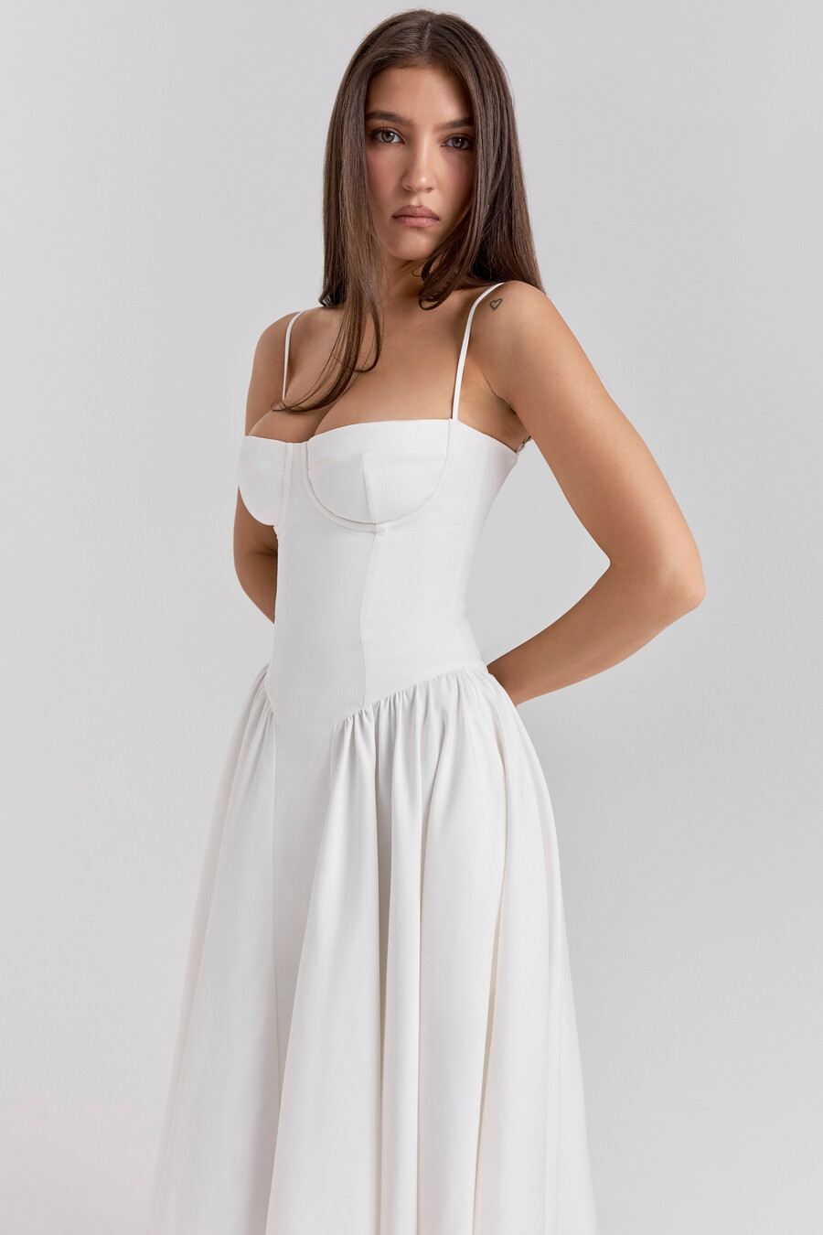 weißes korsett-midikleid