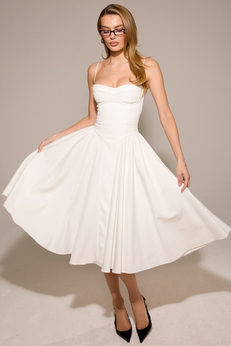 weißes korsett-midikleid