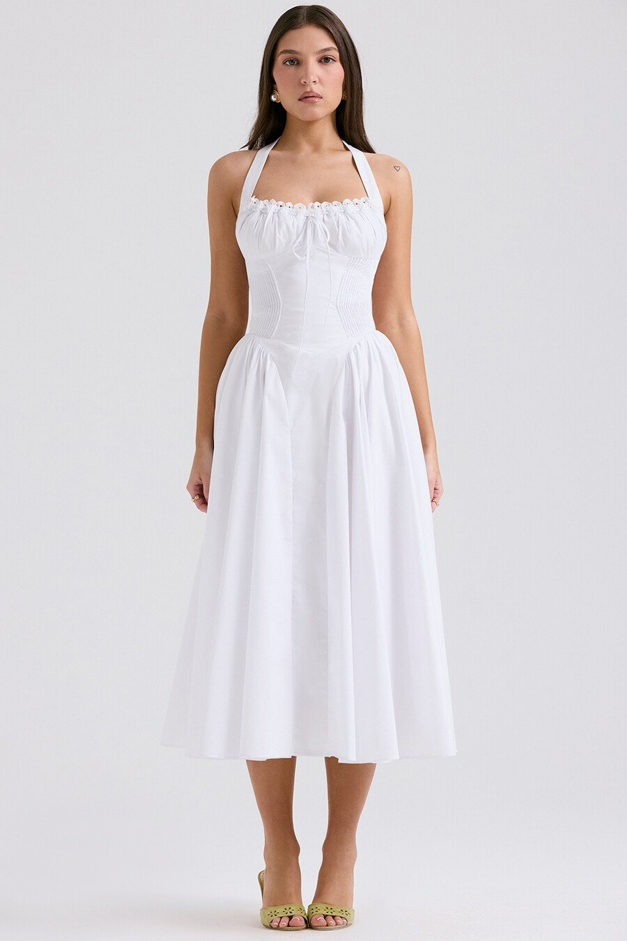 weißes baumwoll-neckholder-sommerkleid