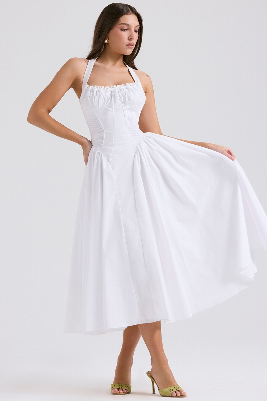 weißes baumwoll-neckholder-sommerkleid