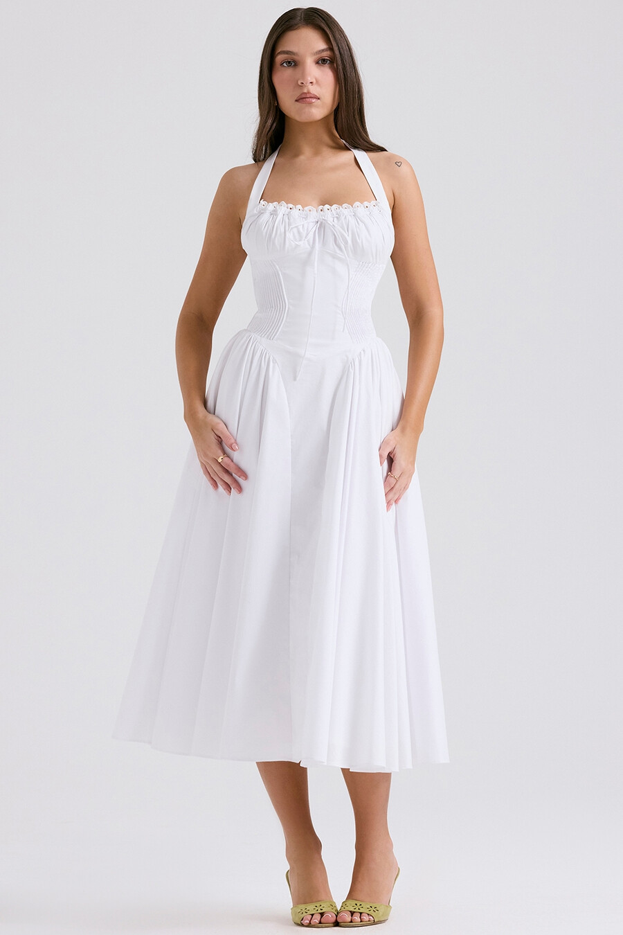 weißes baumwoll-neckholder-sommerkleid