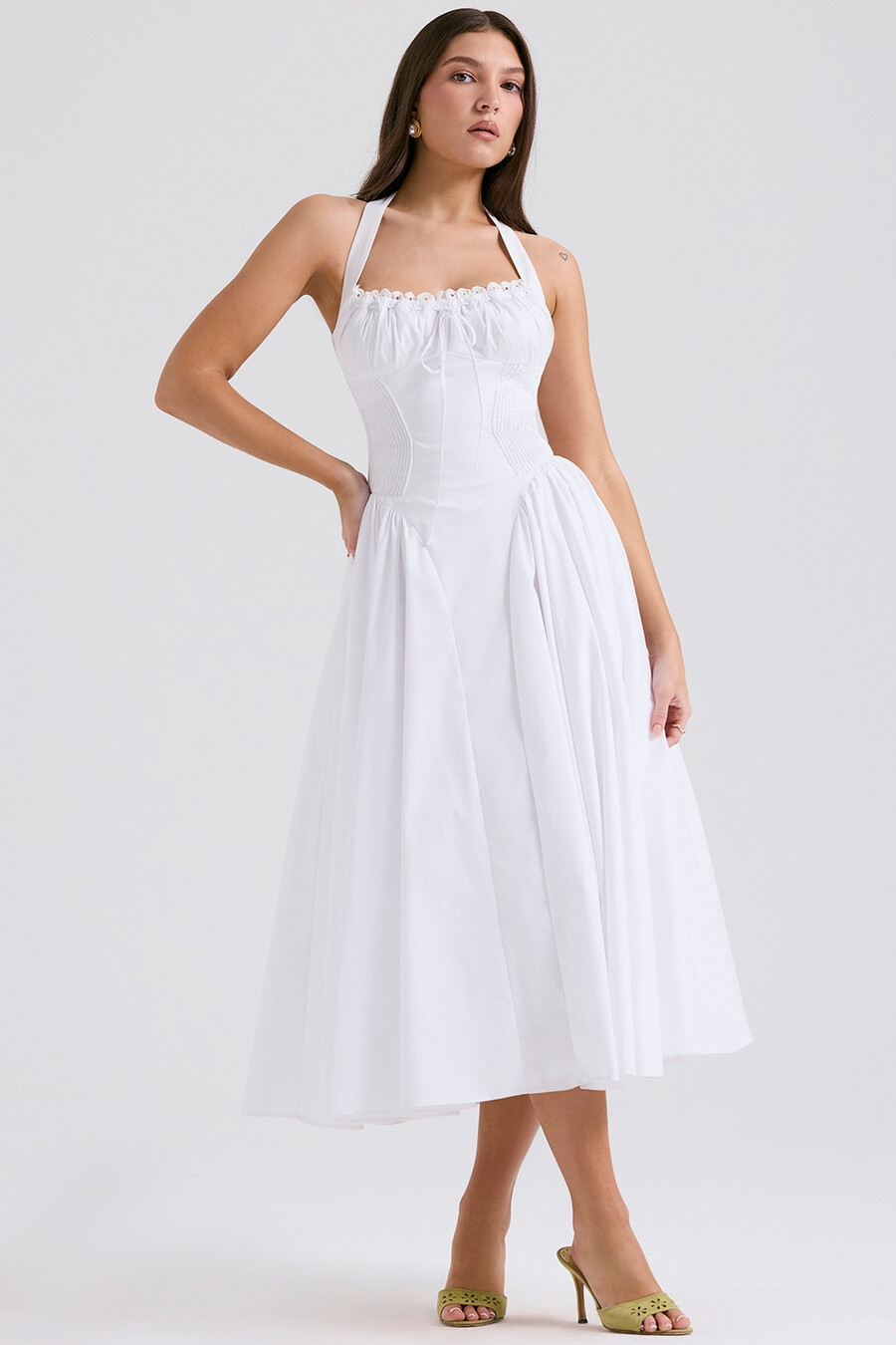 weißes baumwoll-neckholder-sommerkleid