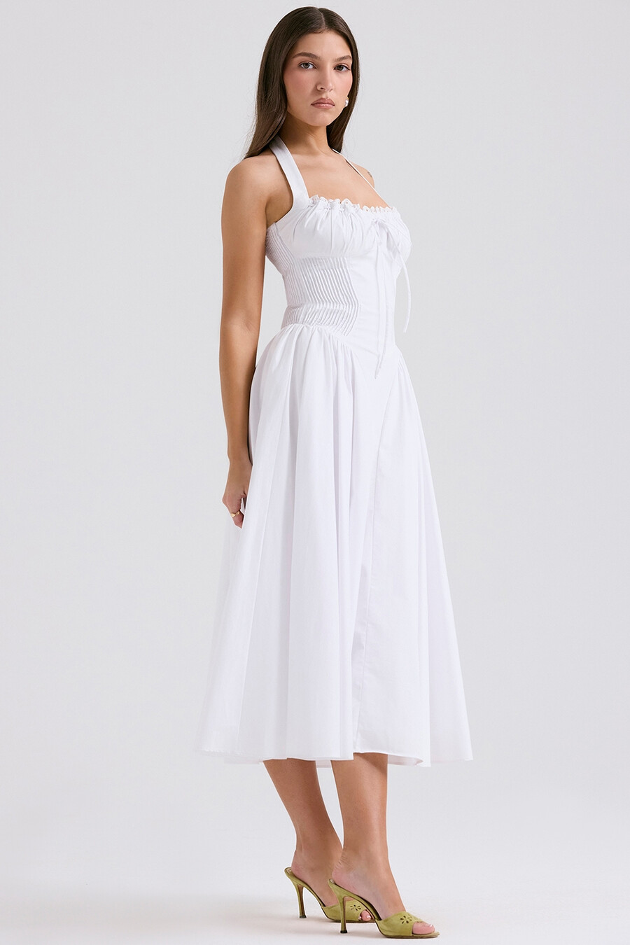 weißes baumwoll-neckholder-sommerkleid