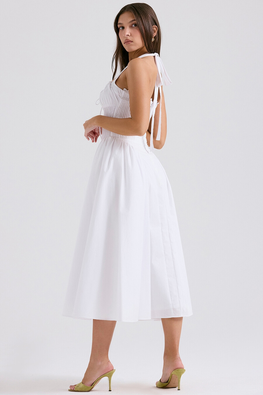 weißes baumwoll-neckholder-sommerkleid