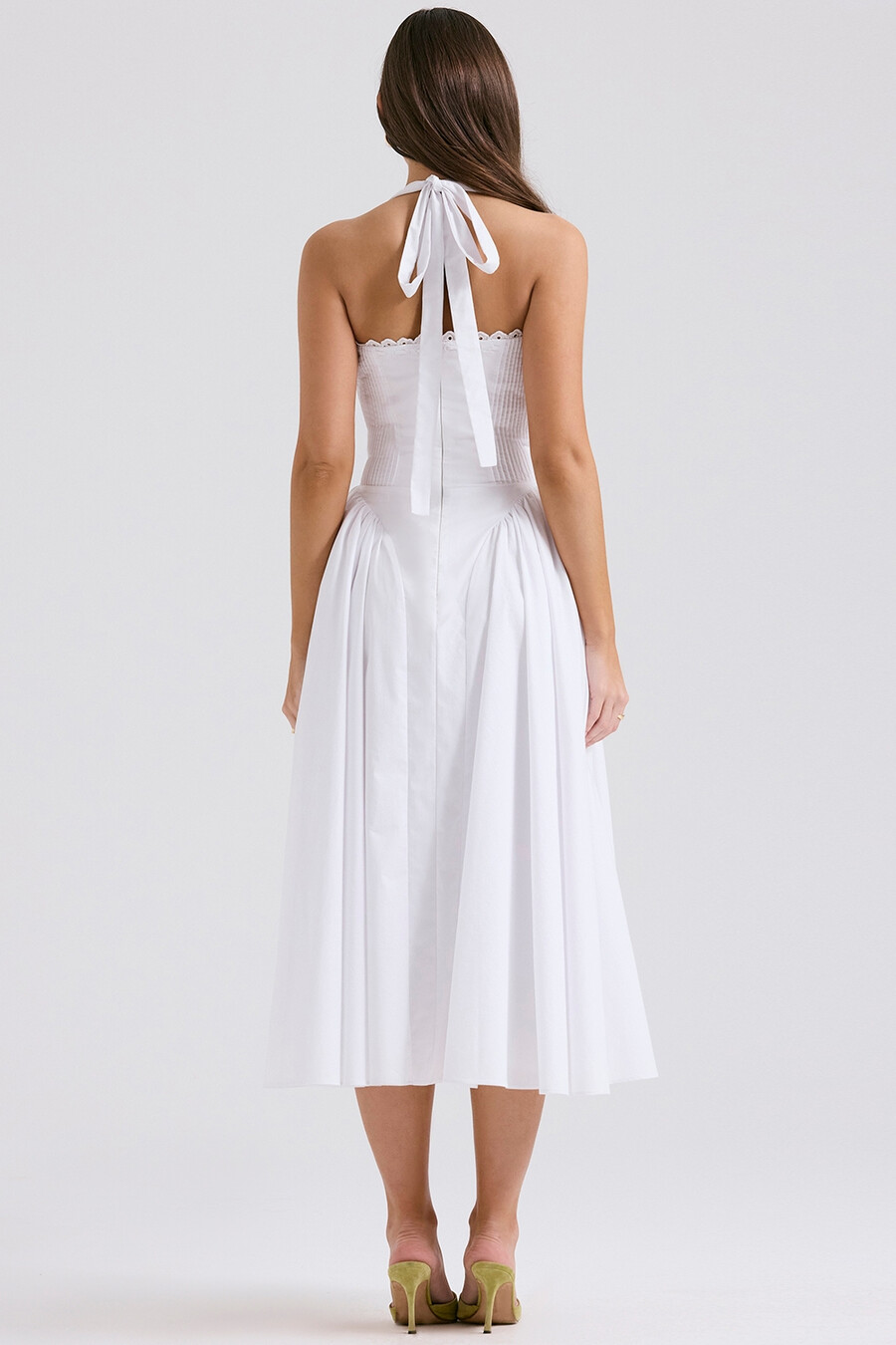 weißes baumwoll-neckholder-sommerkleid