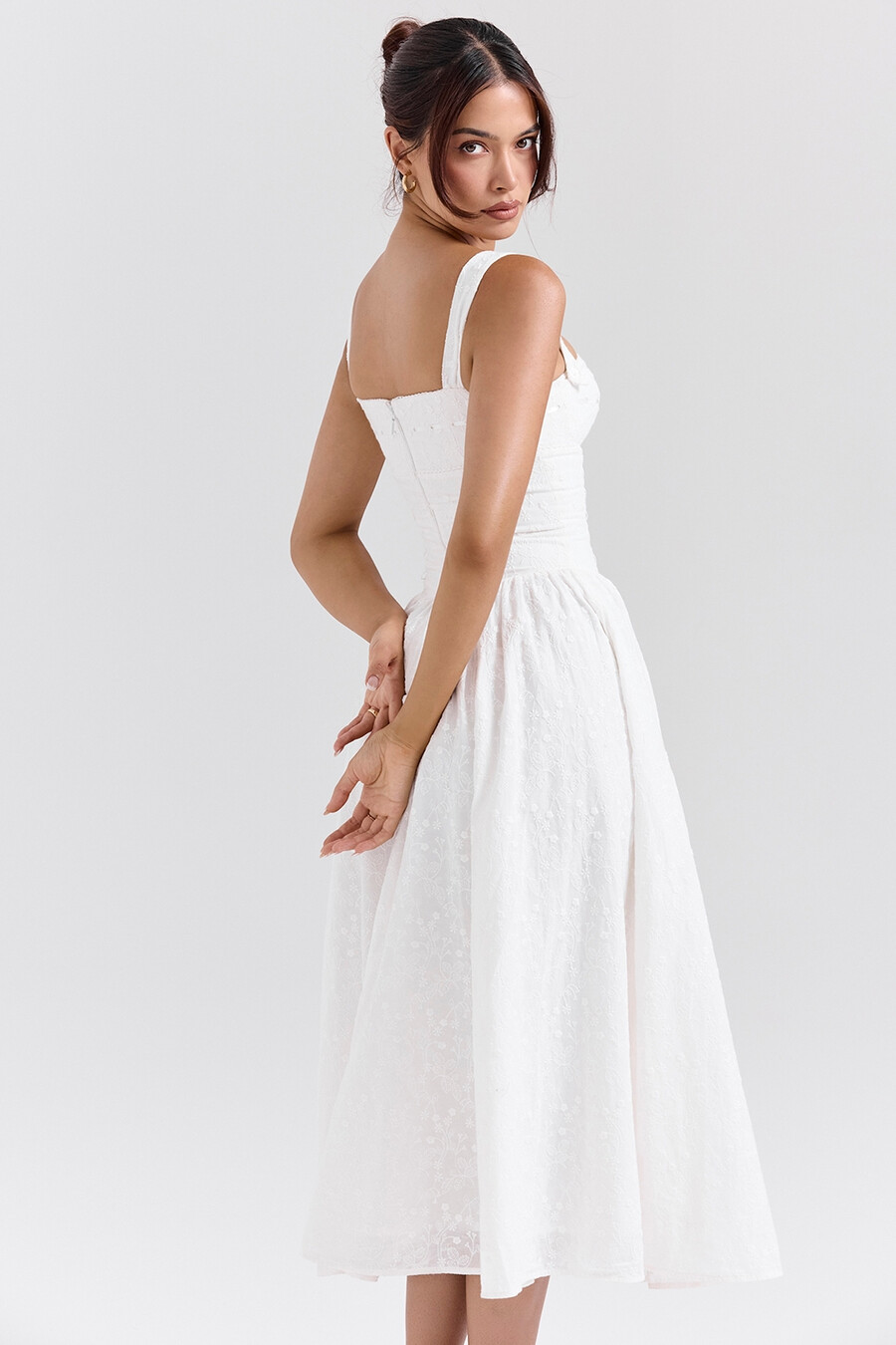 weißes midi-sommerkleid mit broderie anglais