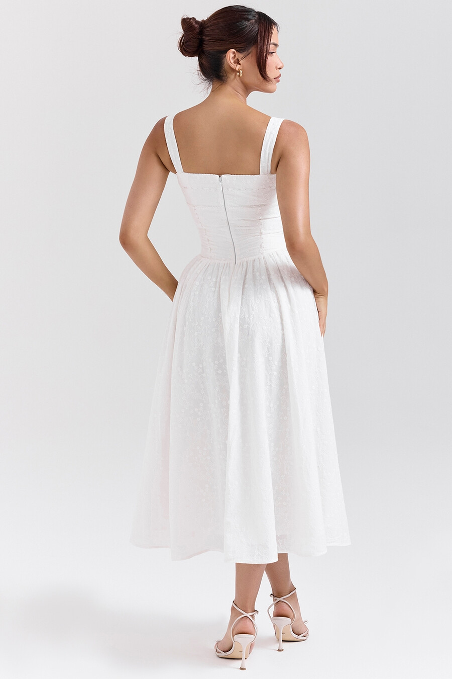 weißes midi-sommerkleid mit broderie anglais