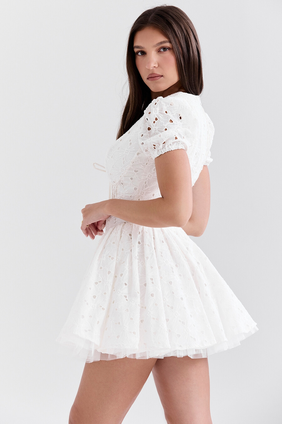 weißes plissiertes minikleid mit lochstickerei