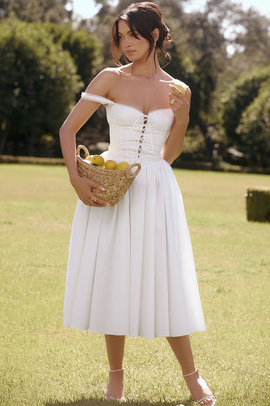 weißes midikleid aus baumwolle mit lochstickerei