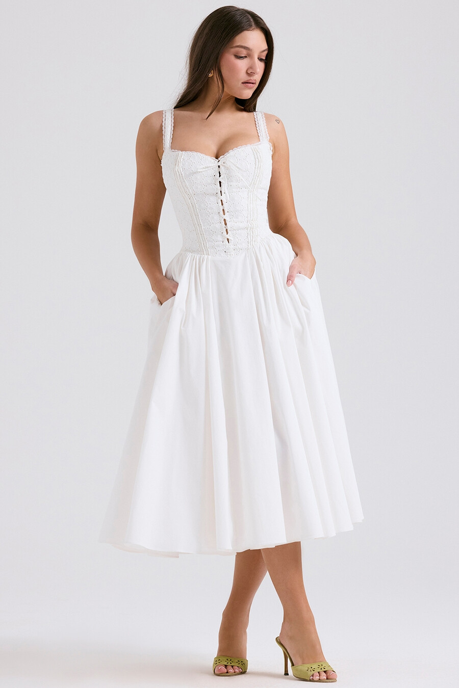 weißes midikleid aus baumwolle mit lochstickerei