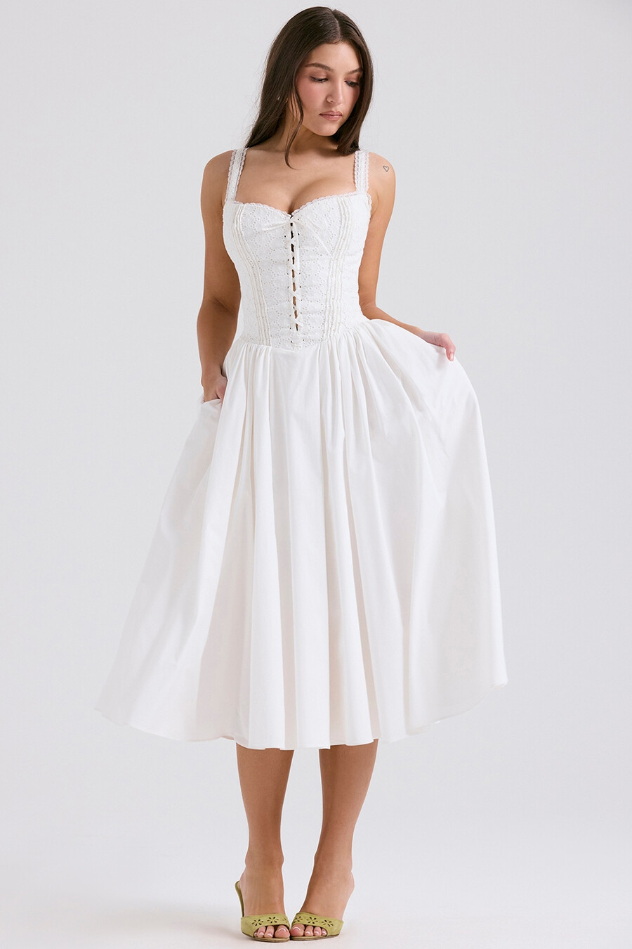 weißes midikleid aus baumwolle mit lochstickerei