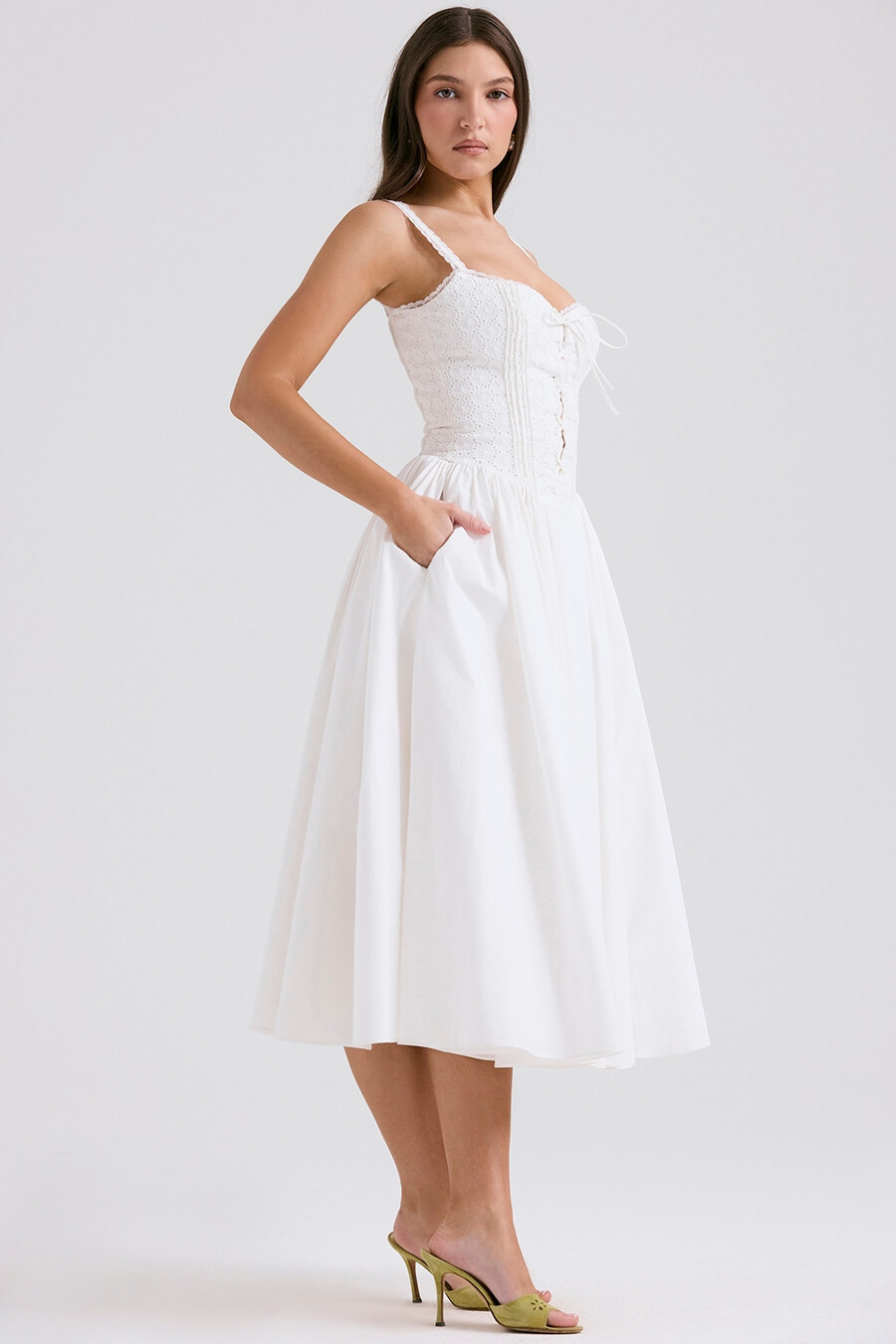weißes midikleid aus baumwolle mit lochstickerei