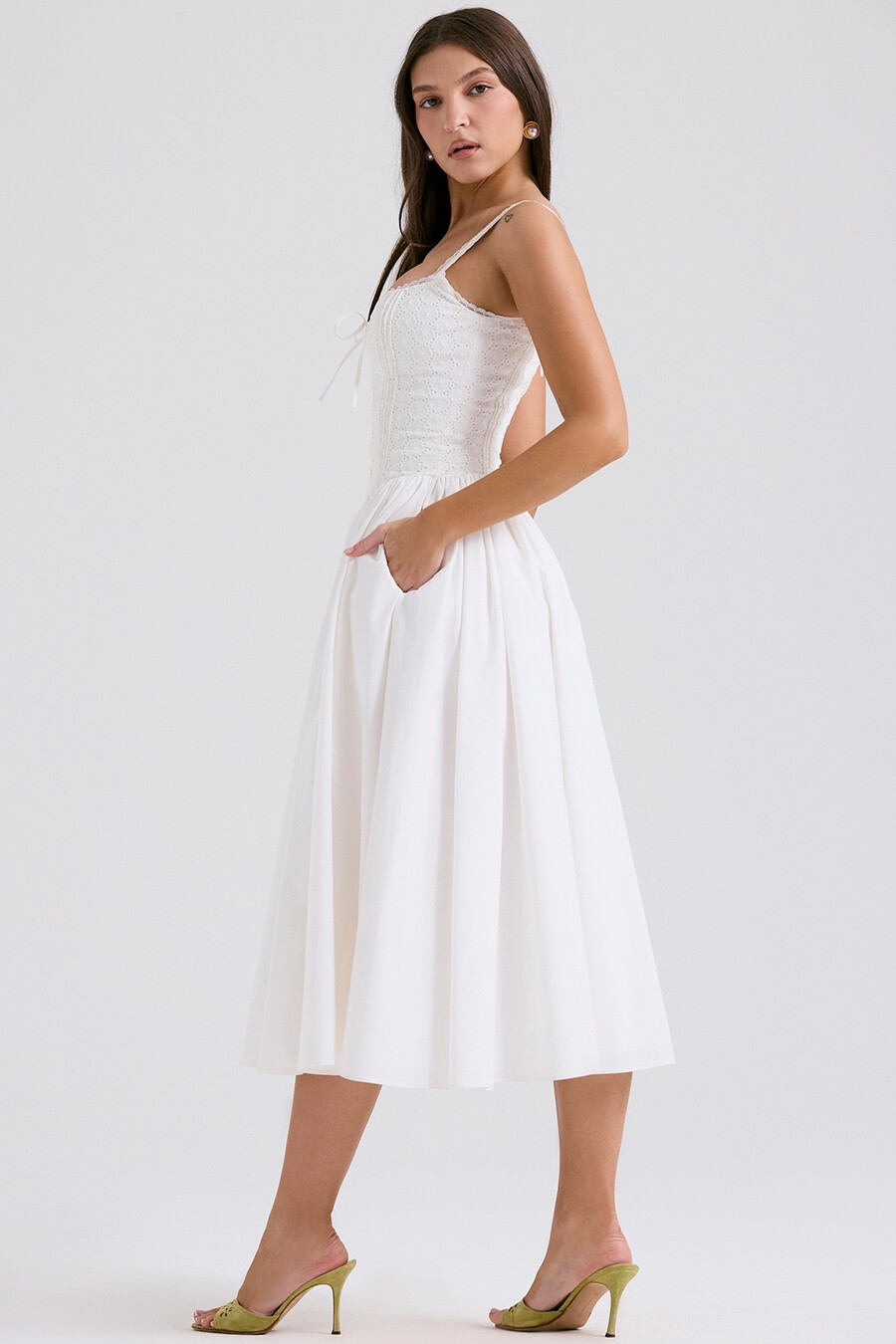 weißes midikleid aus baumwolle mit lochstickerei