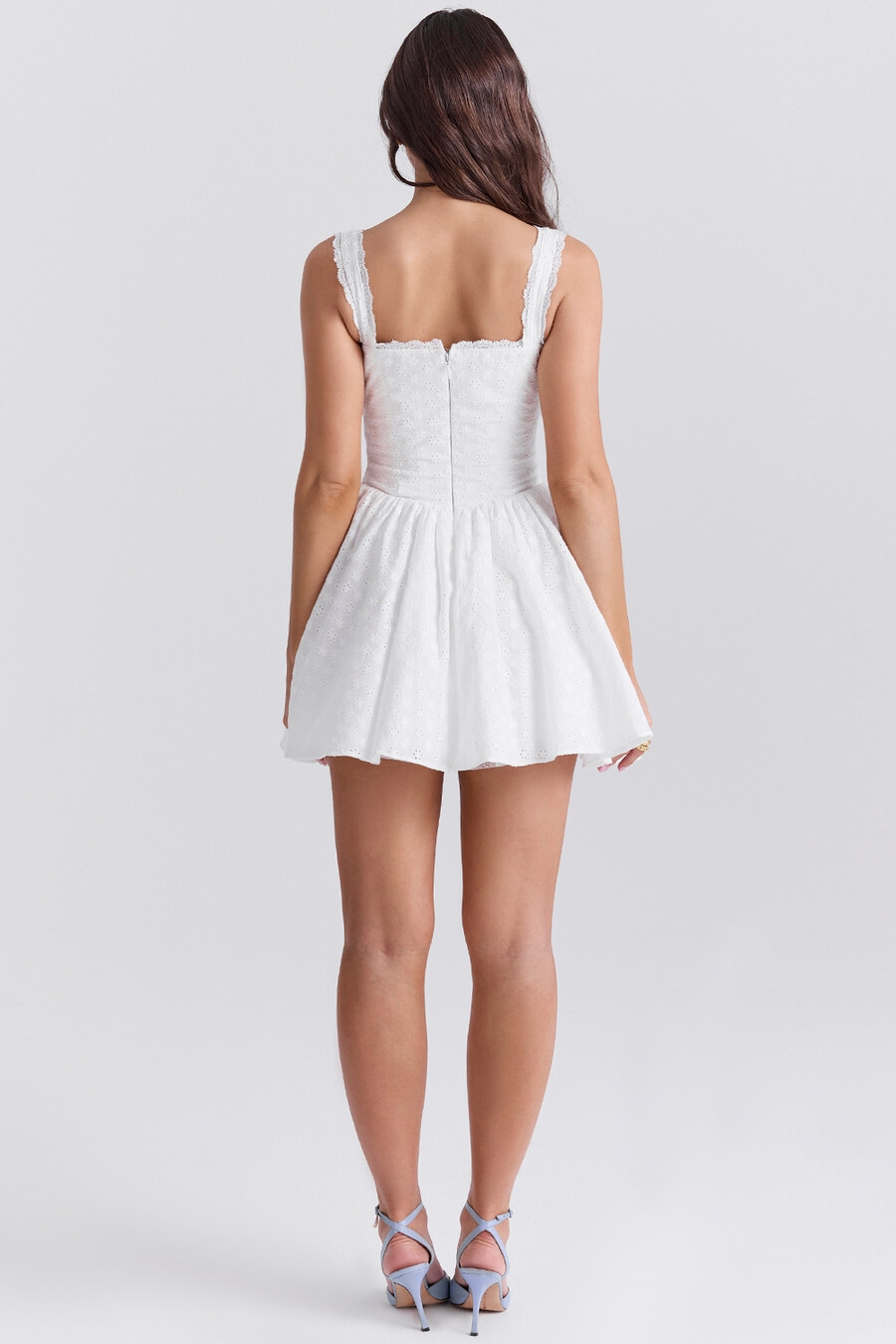 weißes baumwoll-minikleid mit broderie anglais und korsettmuster