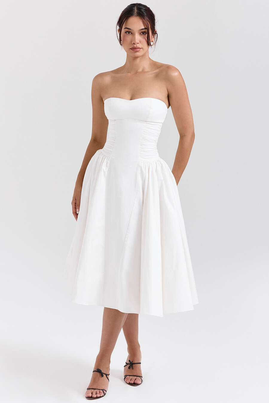 weißes trägerloses midi-sommerkleid aus baumwolle