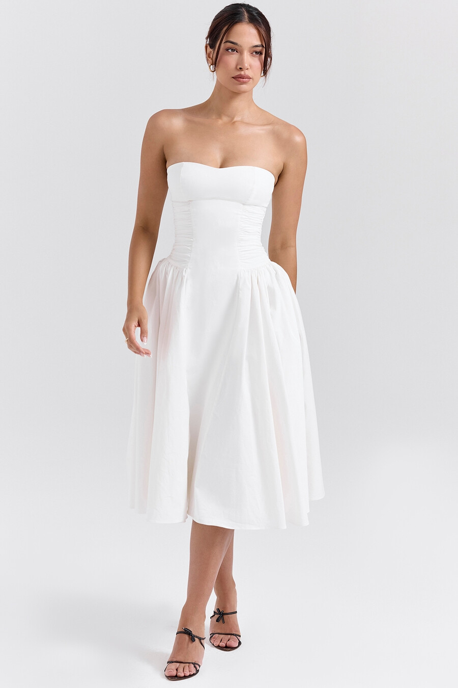 weißes trägerloses midi-sommerkleid aus baumwolle