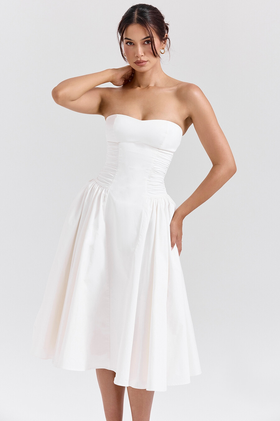 weißes trägerloses midi-sommerkleid aus baumwolle