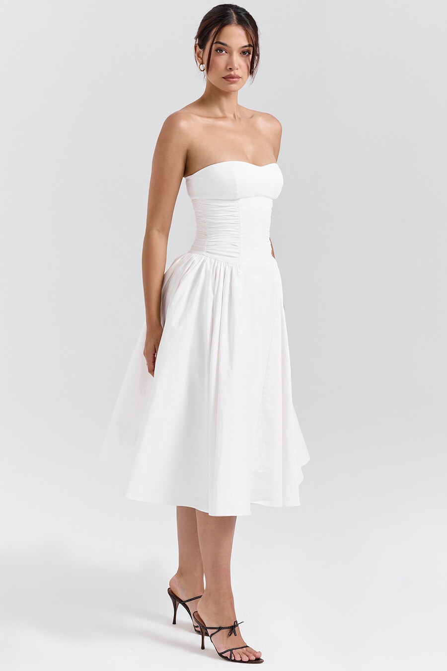 weißes trägerloses midi-sommerkleid aus baumwolle