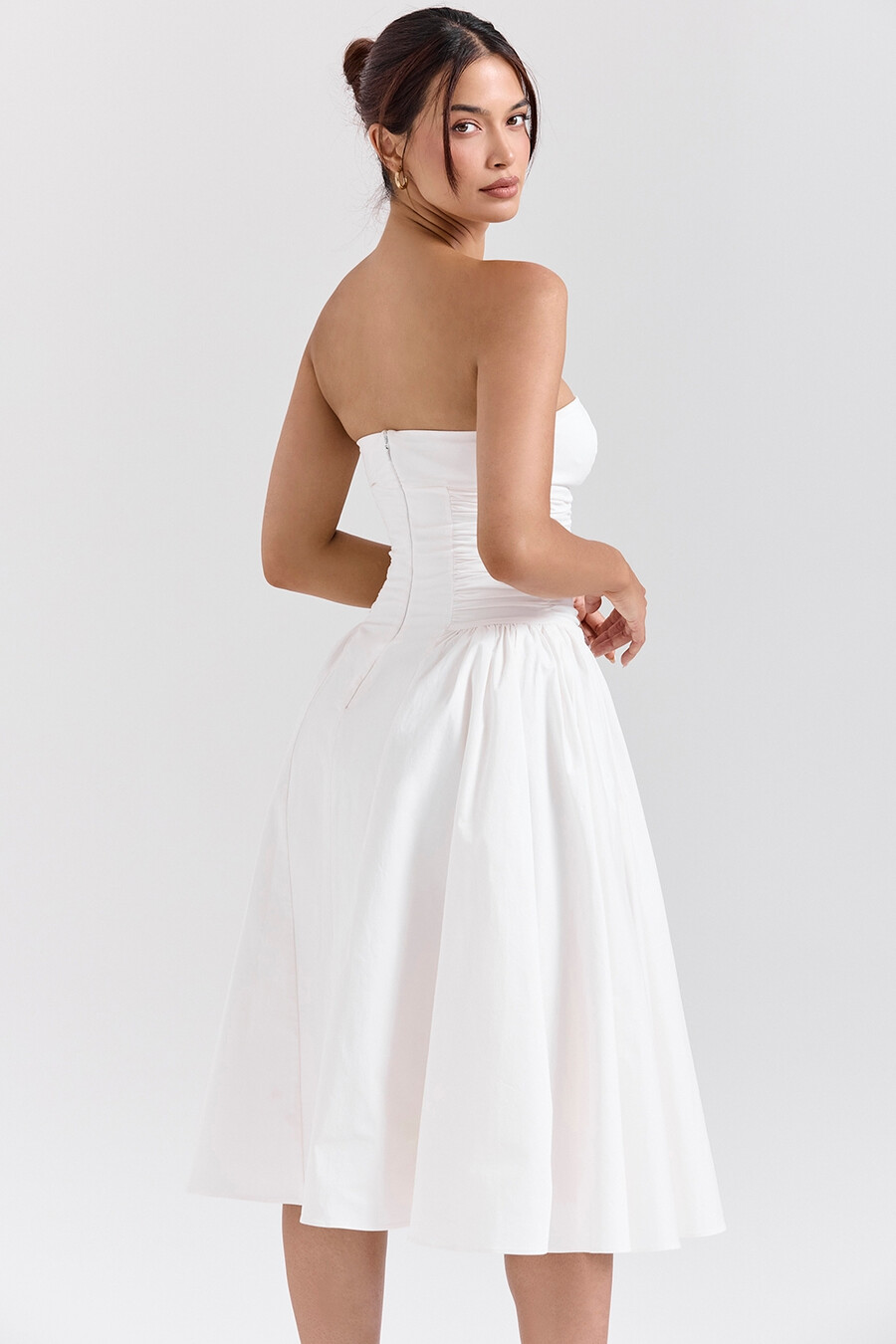 weißes trägerloses midi-sommerkleid aus baumwolle