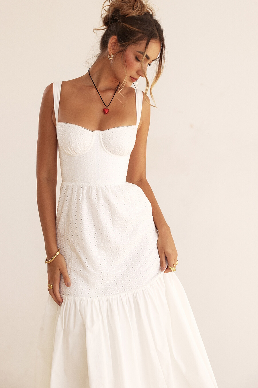 weißes midi-sommerkleid mit broderie anglaise