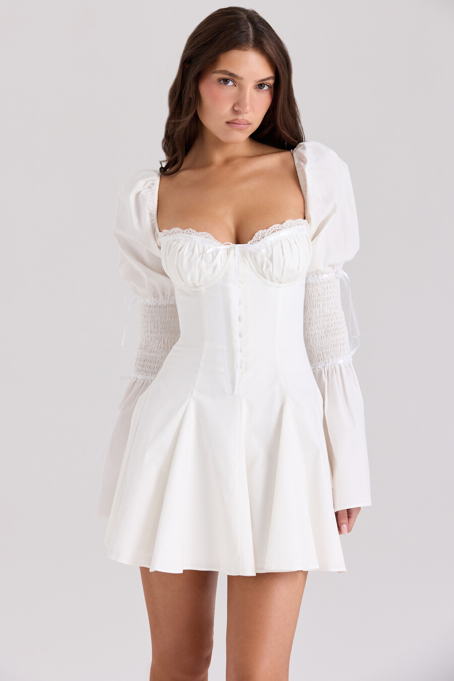 weißes baumwoll-minikleid mit trompetenärmeln