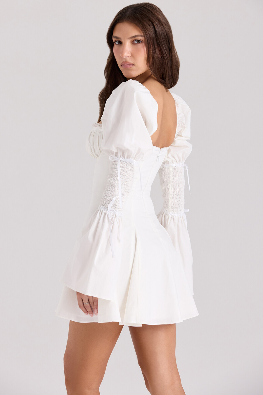 weißes baumwoll-minikleid mit trompetenärmeln