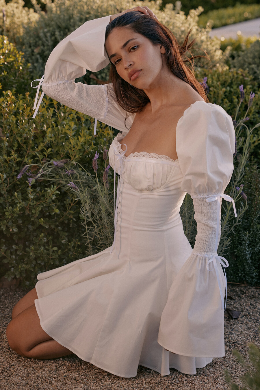 weißes baumwoll-minikleid mit trompetenärmeln